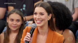 Nathalia Dill no Altas Horas para falar de Fabiana de A Dona do Pedaço (Foto: Reprodução/Globo)