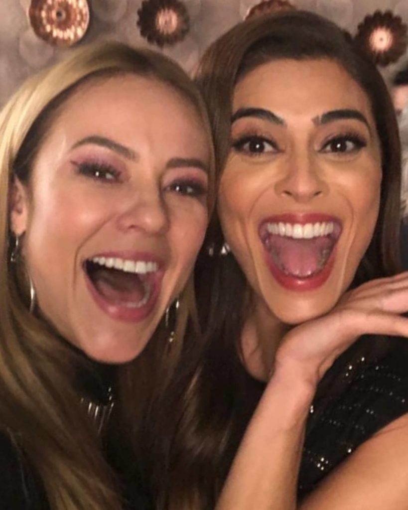 Paolla Oliveira e Juliana Paes juntinhas nos bastidores de A Dona do Pedaço