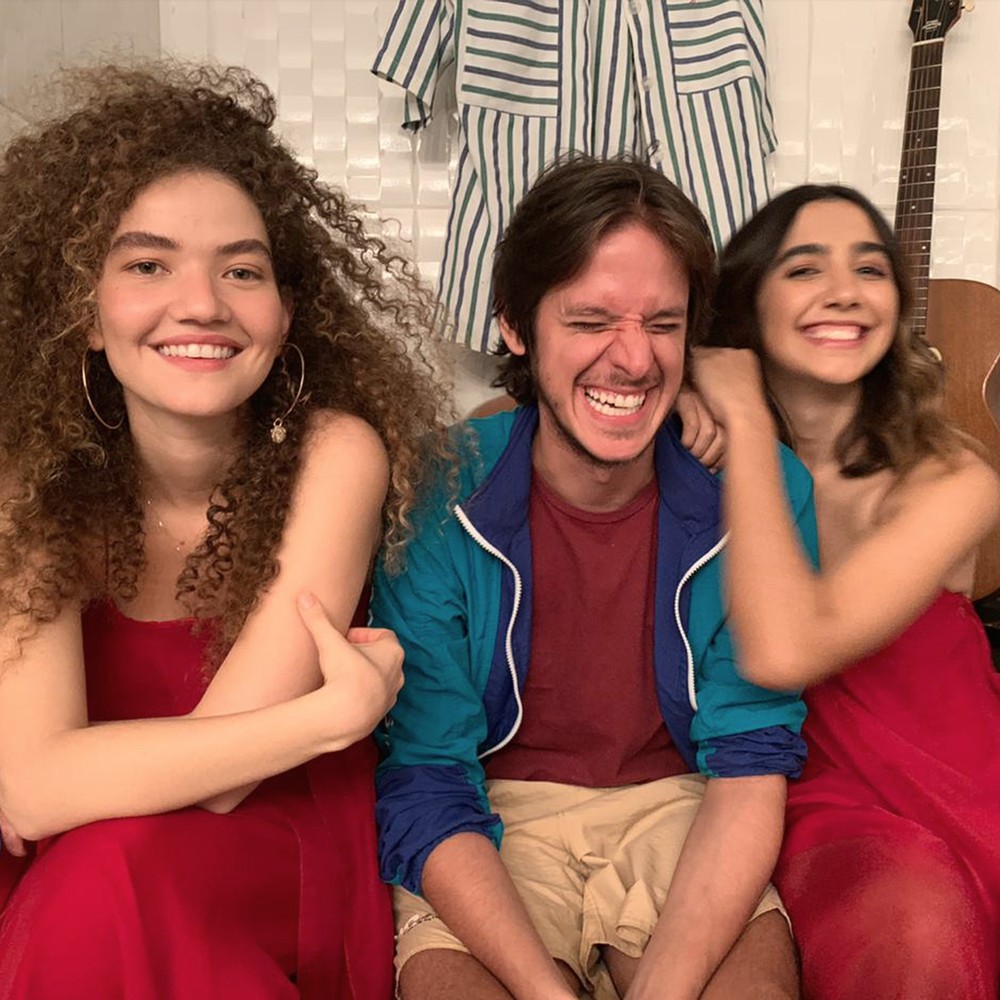 Anavitória ao lado do cantor Rubel, os músicos produziram a música Partilhar, e o clipe é protagonizado por Marina Ruy Barbosa (Imagem: Divulgação/ João Kopv)