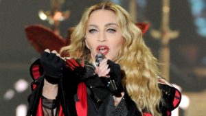 Madonna fala sobre pandemia de coronavírus e diz que a enfermidade “iguala ricos e pobres” (Foto: Reprodução)