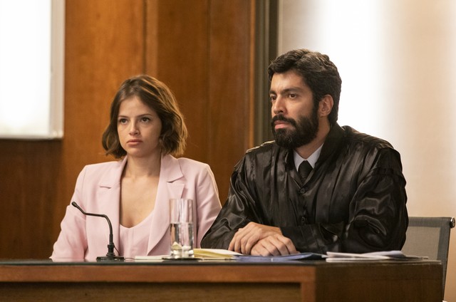 Tibério (Vandré Silveira) e Josiane (Agatha Moreira) no tribunal em A Dona do Pedaço (Foto: Victor Pollak/TV Globo)