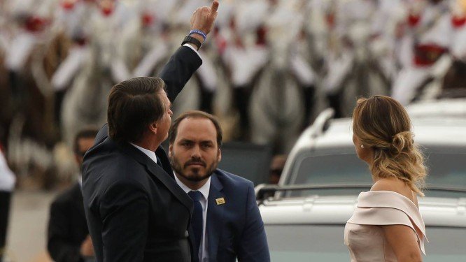 Carlos, filho de Bolsonaro, durante a posse presidencial (Foto: Reprodução)