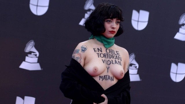 A cantora famosa Mon Laferte mostrou os seios em manifesto contra o governo do Chile e chamou a atenção no evento.