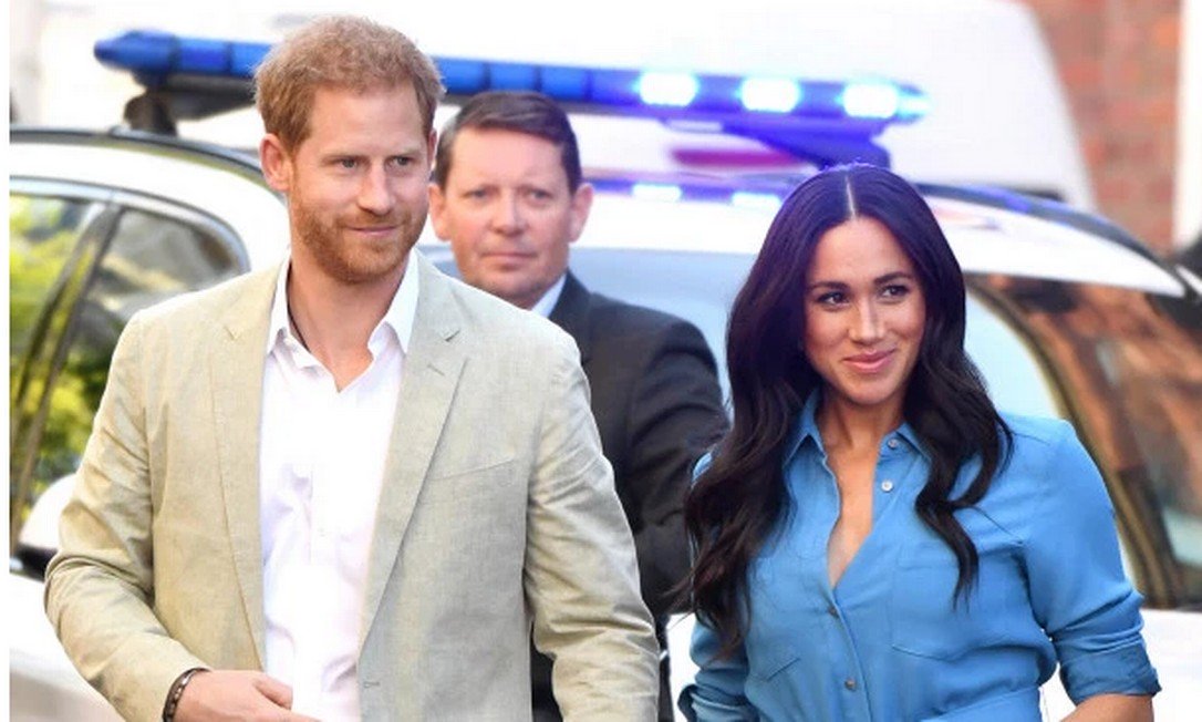 Príncipe HarFamília Real fica desapontada com a decisão de Harry e Meghan Markle de abandonar a coroa (Foto: Reprodução)y e Meghan Markle não participaram das comemorações de Natal com a Família Real (Foto: Reprodução)