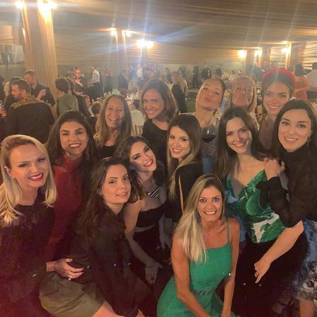 Luciana, mulher de Faustão, com as bailarinas na festa Foto: Reprodução/Instagram