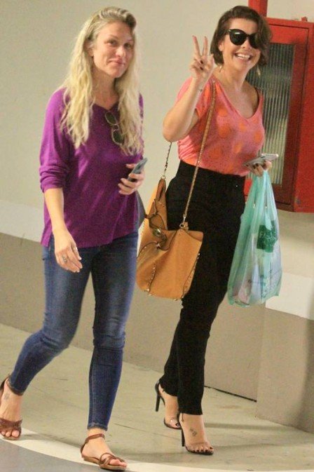 Fernanda Souza e uma amiga durante um passeio no shopping do Rio de Janeiro (Foto: Jornal Extra)