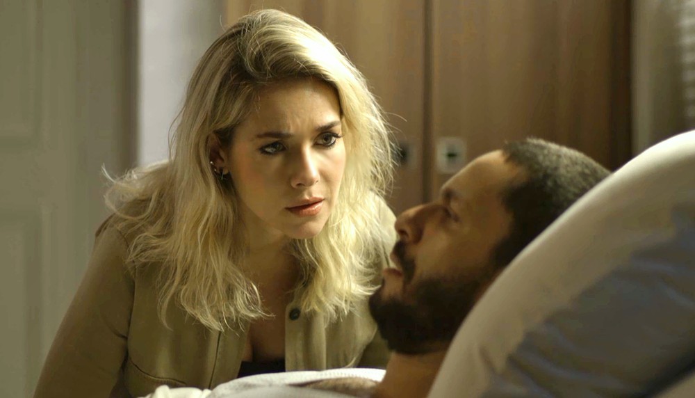 Yohana surpreenderá Téo na novela A Dona do Pedaço (Foto: Reprodução)