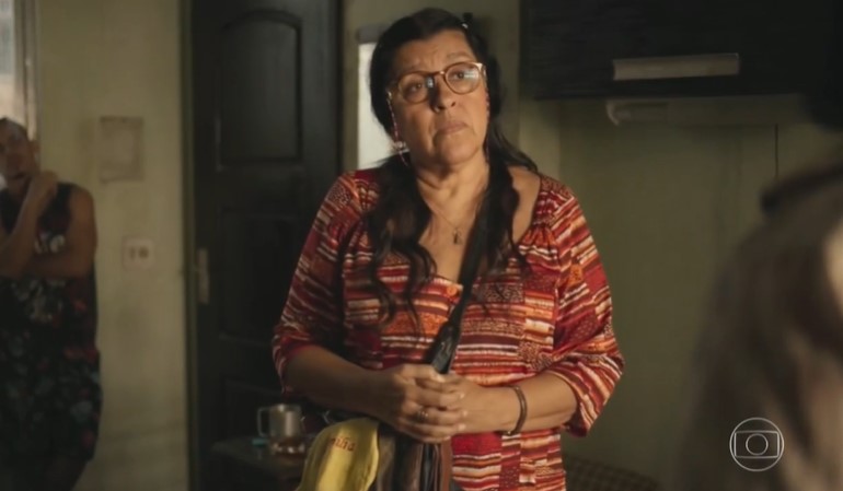 Regina Casé (Lurdes) em cena de Amor de Mãe (Foto: Reprodução/TV Globo)