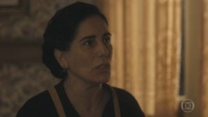 Lola (Gloria Pires) vai dar flagra em Alfredo (Nicolas Prattes) em Éramos Seis (Foto: Reprodução/Globo)