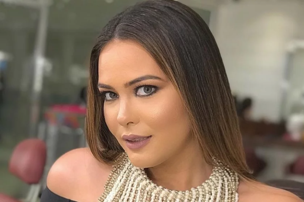 Geisy Arruda causou ao surgir nas redes sociais sensualizando ao lado de um carrão de luxo