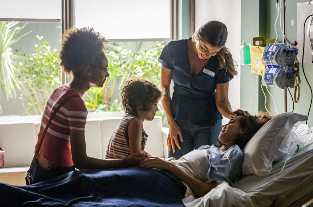 Gabriela ( Giovanna Coimbra ), Paloma ( Grazi Massafera ), Alice ( Bruna Inocêncio ) e Peter ( João Bravo ). (Foto: Reprodução / Globo)