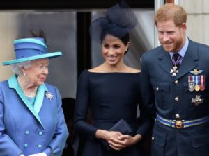 Rainha Elizabeth II excluí príncipe Harry e Meghan Markle de suas fotos (Foto: Reprodução)