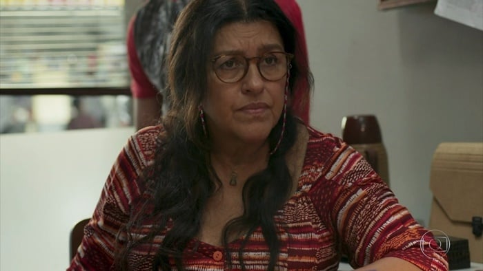 Lurdes (Regina Casé) entrará para o crime por causa do filho perdido em Amor de Mãe (Foto: Reprodução/Globo)