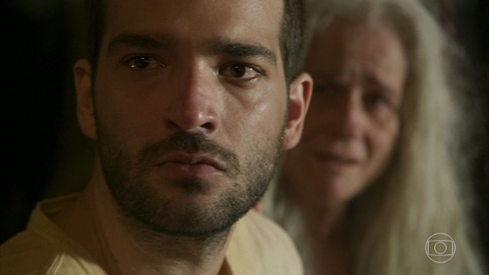 Sandro (Humberto Carrão) não é Domênico, filho de Lurdes (Regina Casé) em Amor de Mãe, novela das nove da Globo (Foto: Reprodução/Globo)