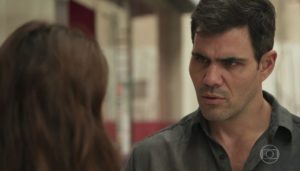 Magno (Juliano Cazarré) e Betina (Isis Valverde) em Amor de Mãe (Foto: Reprodução/Globo)