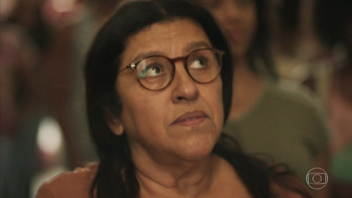 Lurdes (Regina Casé) em Amor de Mãe (Foto: Reprodução/TV Globo)