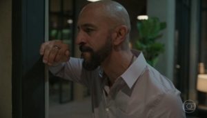 Álvaro (Irandhir Santos) descobrirá traição após flagra em Amor de Mãe (Foto: Reprodução/Globo)