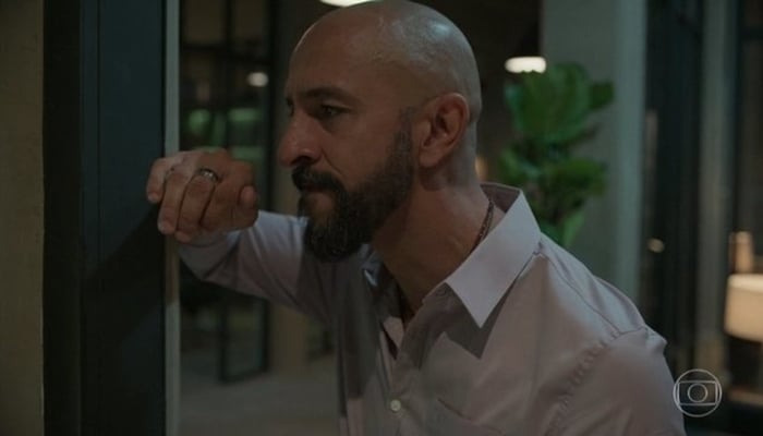 Álvaro (Irandhir Santos) será inimigo de Lurdes em Amor de Mãe (Foto: Reprodução/Globo)