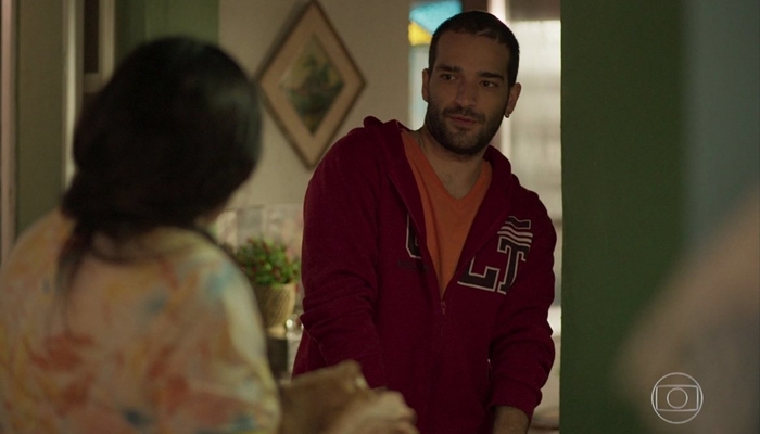 Sandro (Humberto Carrão) e Lurdes (Regina Casé) em cena de Amor de Mãe; ele não é Domênico (Foto: Reprodução/Globo)