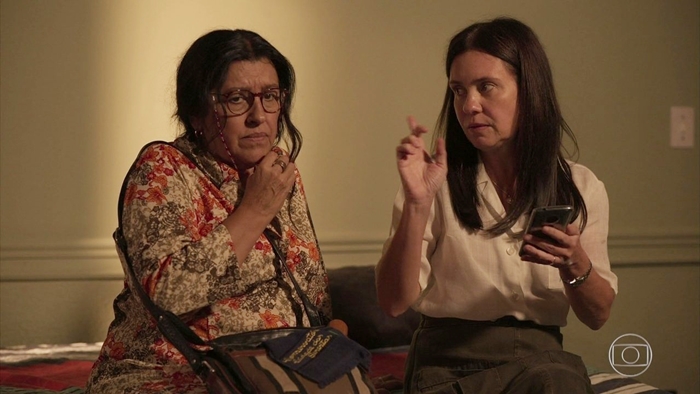 Regina Casé (Lurdes) e Adriana Esteves (Thelma) em cena de Amor de Mãe, que empatou com Bom Sucesso na audiência (Foto: Reprodução/Globo)