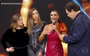 Juliana Paes finalmente ganhou o prêmio de melhor atriz no Troféu Domingão (Foto: Reprodução)