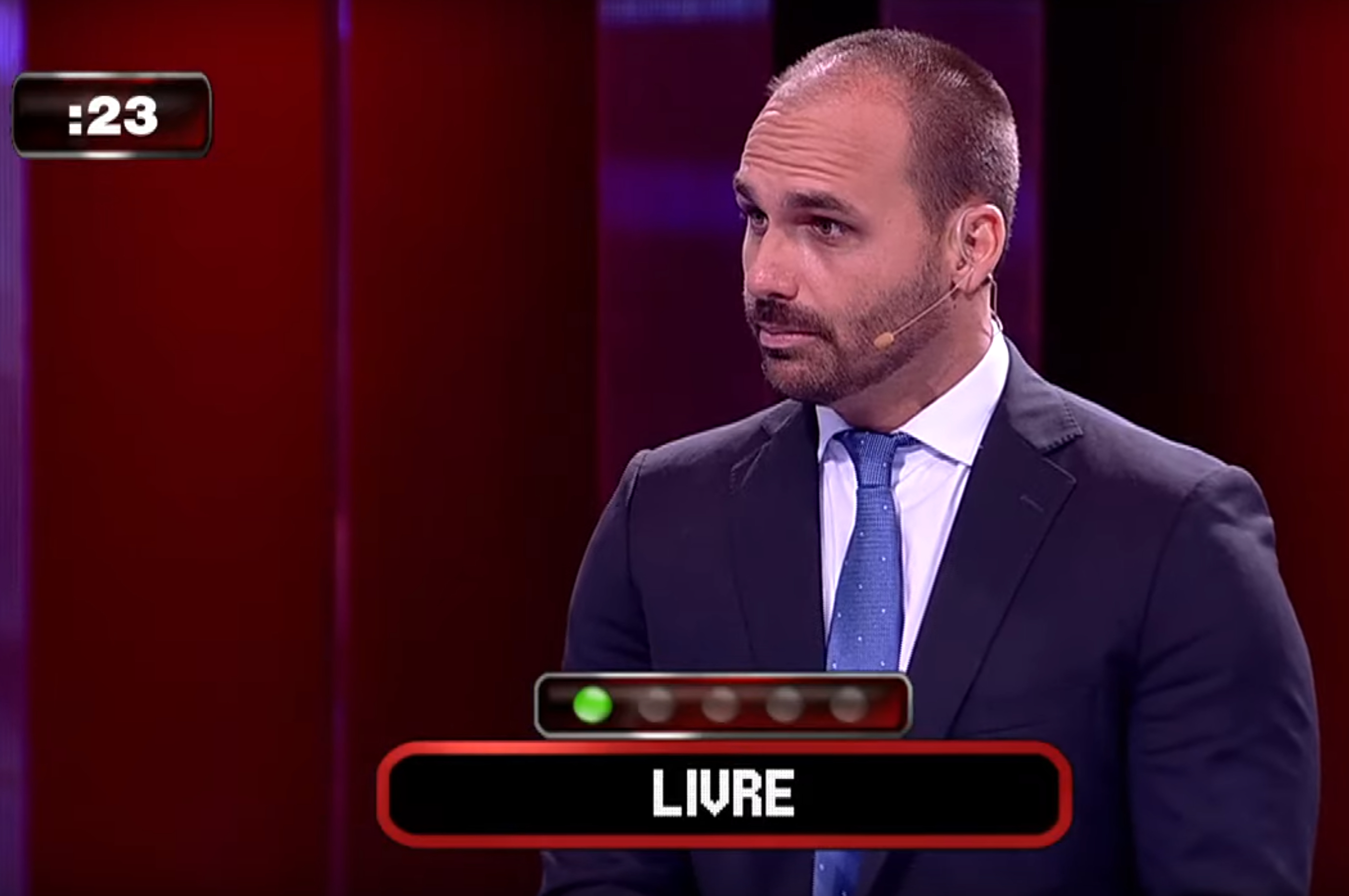 Eduardo Bolsonaro cita "Lula Livre" em programa da RedeTV! em 2019 (Foto: Reprodução)