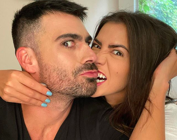 Ex-BBB Rodrigão surge trocando de roupa com sua esposa, Adriana Sant'Anna, e causa alvorço nas redes sociais. Foto: Reprodução/Instagram