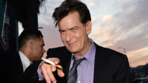 Charlie Sheen comemora dois anos longe das drogas e do álcool e afirma que foi demitido devido ao vício (Foto: Reprodução)