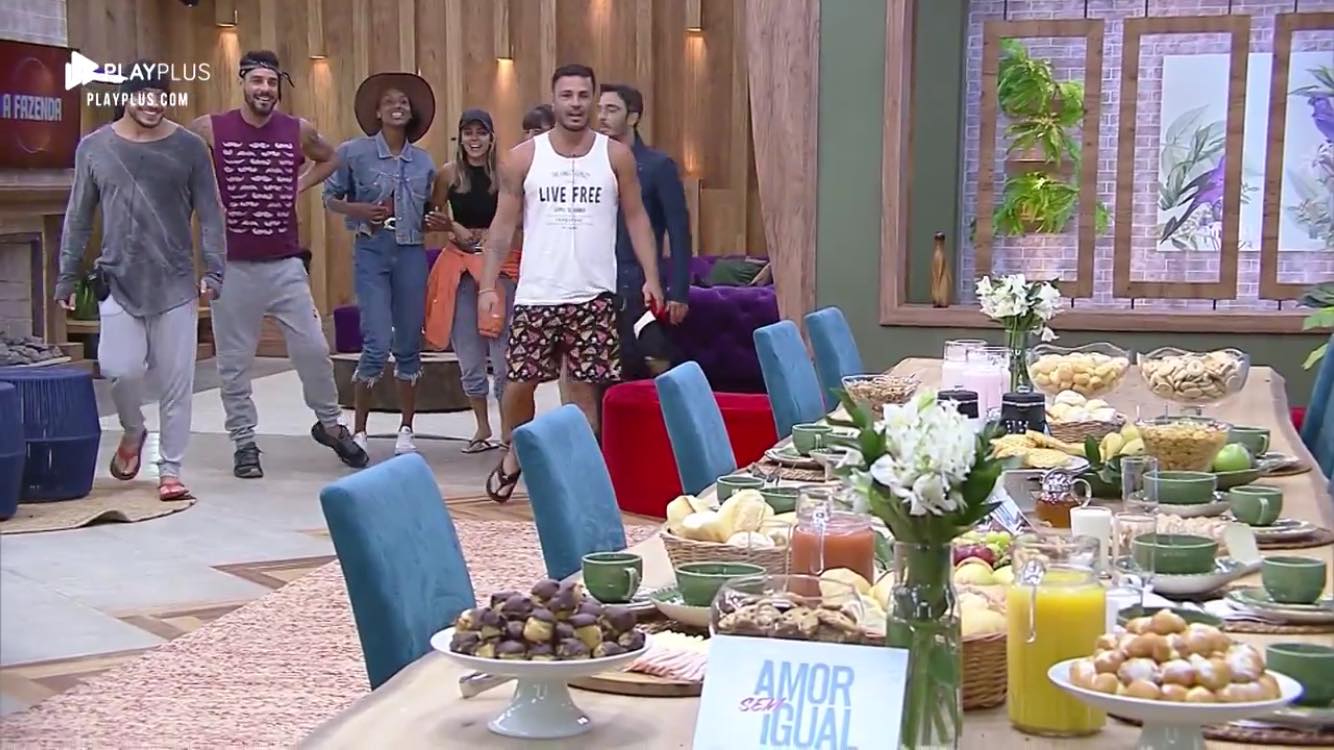 Dani Moreno e Thiago Rodrigues de Amor Sem Igual se dirigem para tomar café da manhã em A Fazenda com os peões (Foto: Reprodução/PlayPlus)