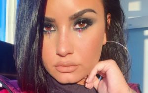 Demi Lovato faz tatuagem em seu pescoço após overdose e fãs reagem (Foto: Reprodução)