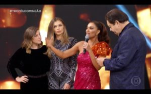 Juliana Paes levou Grazi Massafera e Alice Wegmann para o palco ao receber seu troféu (Reprodução)