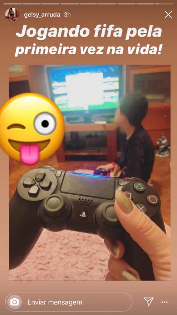 Geisy Arruda mostra aos fãs primeira vez jogando FIFA. Foto: Reprodução