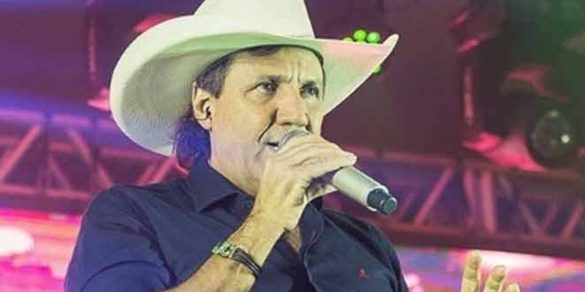 Morreu aos 59 anos o cantor sertanejo Juliano Cezar, o qual sofreu uma parada cardíaca em pleno show e fãs se assustaram após o mesmo cair em cima do palco do nada (Foto: Reprodução)