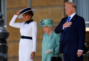 Melania, filha de Elizabeth II, se recusa à cumprimentar Donald Trump em visita dele ao palácio (Foto: Reprodução)