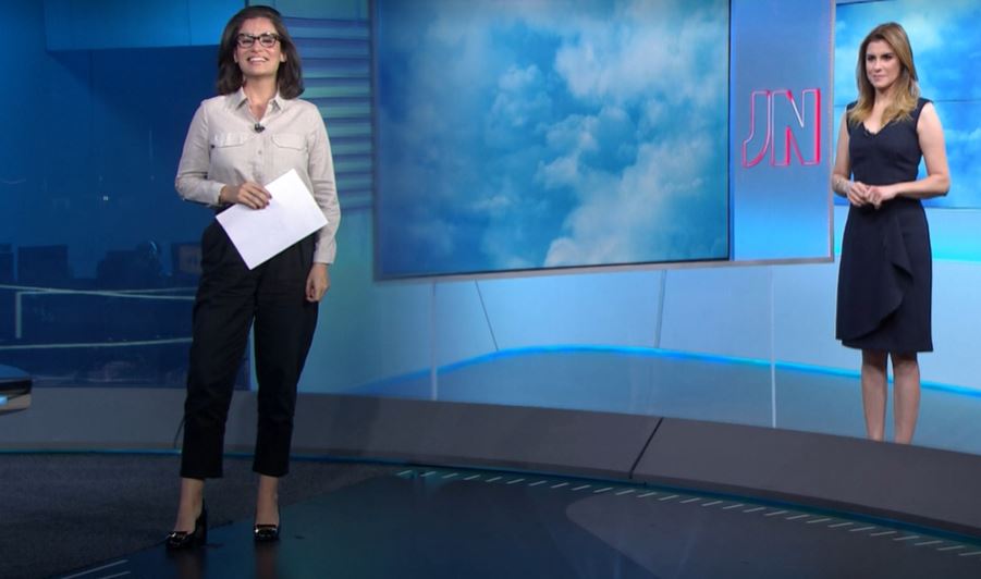 Renata Vasconcellos não segurou risada no Jornal Nacional (Foto: Reprodução/Globoplay)