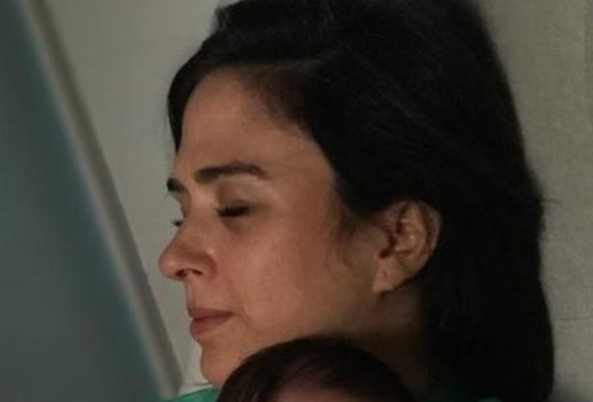 Tatá Werneck apareceu em um clique fofo com a filha recém-nascida, Maria Clara (Foto: Reprodução)