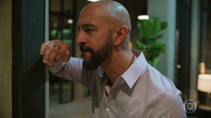 Álvaro (Iranhdir Santos) furioso em cena da novela das nove Amor de Mãe (Foto: Reprodução/TV Globo)