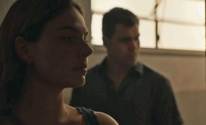 Betina (Isis Valverde) e Magno (Juliano Cazarré) em Amor de Mãe (Foto: Reprodução/TV Globo)