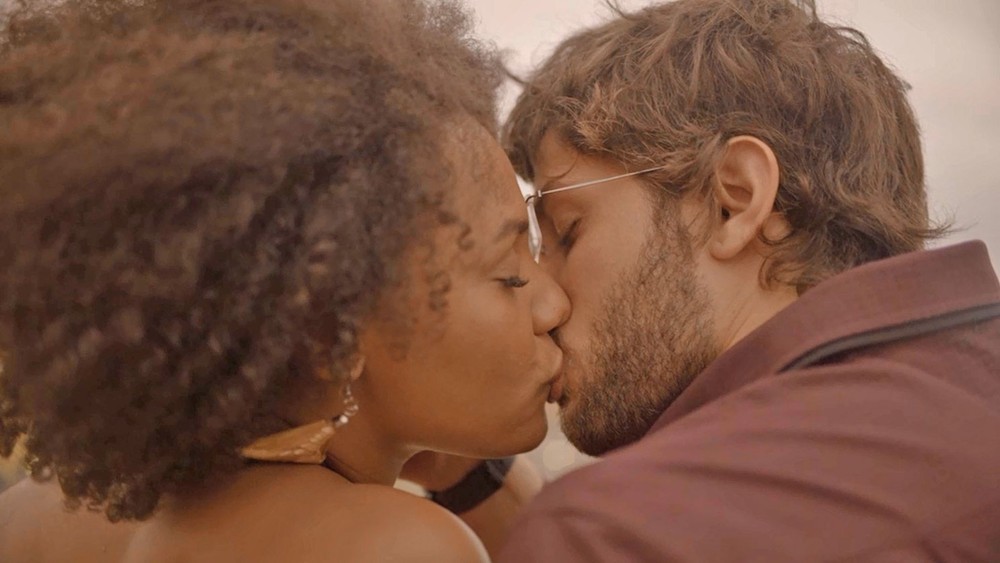 Danilo (Chay Suede) e Camila (Jéssica Ellen) finalmente ficam juntos em 'Amor de Mãe' — Foto: Reprodução/TV Globo Amor de Mãe