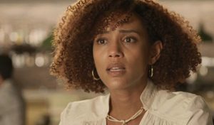 Vitória impactada em Amor de Mãe (Foto: Reprodução/Globo)