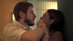 Vicente (Rodrigo Garcia) espanca Betina (Isis Valverde) em Amor de Mãe (Foto: Reprodução/TV Globo)