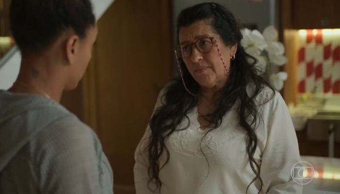 Lurdes (Regina Casé) e Vitória (Taís Araújo) em Amor de Mãe (Foto: Reprodução/Globo)