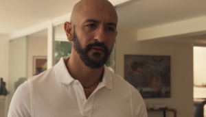 Álvaro (Irandhir Santos) vai desmascarar Amanda (Camila Márdilla) em Amor de Mãe (Foto: Reprodução/TV Globo)