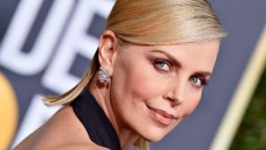 A atriz Charlize Theron comentou como ocorreu a morte de seu pai e emociona (Foto: Reprodução)