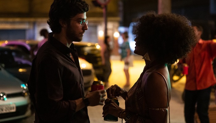 Danilo (Chay Suede) e Camila (Jéssica Ellen) em cena de Amor de Mãe; os dois terão romance e fúria de Lurdes (Foto: Globo/Artur Meninea)