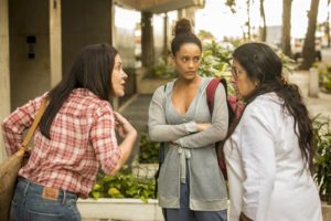 Adriana Esteves (Thelma), Taís Araujo (Vitória) e Regina Casé (Lurdes) em cena de Amor de Mãe (Foto: Globo/João Cotta)