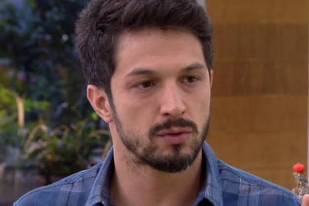 Romulo Estrela, ator da novela das 19h da TV Globo Bom Sucesso (Foto: Reprodução/ Mais Você)