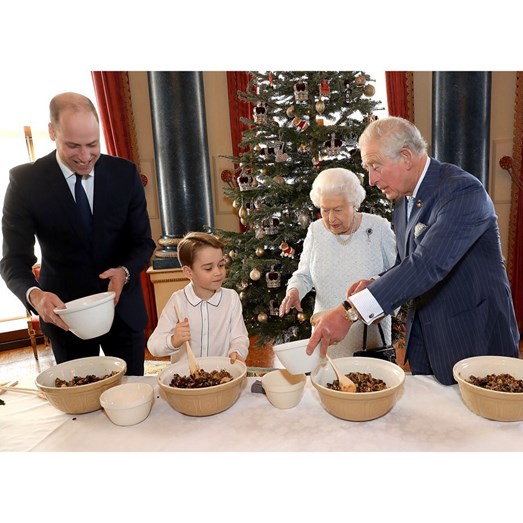 Rainha Elizabeth II não tem Philip neste Natal e fica ao lados dos filhos e bisnetos (Foto: Reprodução) 