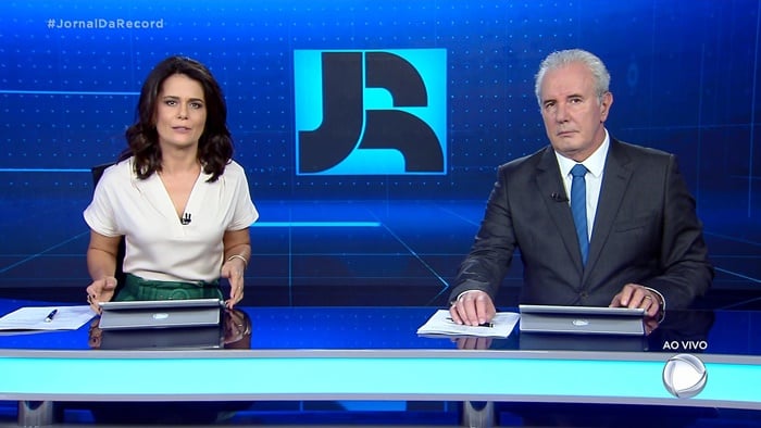 Adriana Araújo e Celso Freitas no comando do Jornal da Record, que cresceu em audiência em novo horário (Foto: Reprodução/Record)