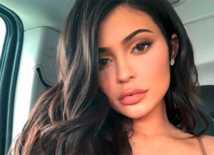 Kylie Jenner escolheu vestido nada confortável para premiação e ficou em apuros (Foto: Reprodução)